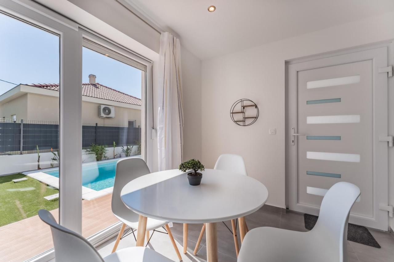 Bernie Apartments With A Pool Zadar Bagian luar foto