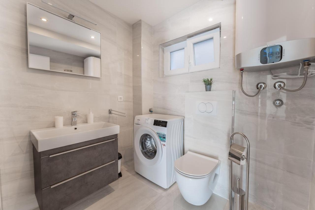 Bernie Apartments With A Pool Zadar Bagian luar foto