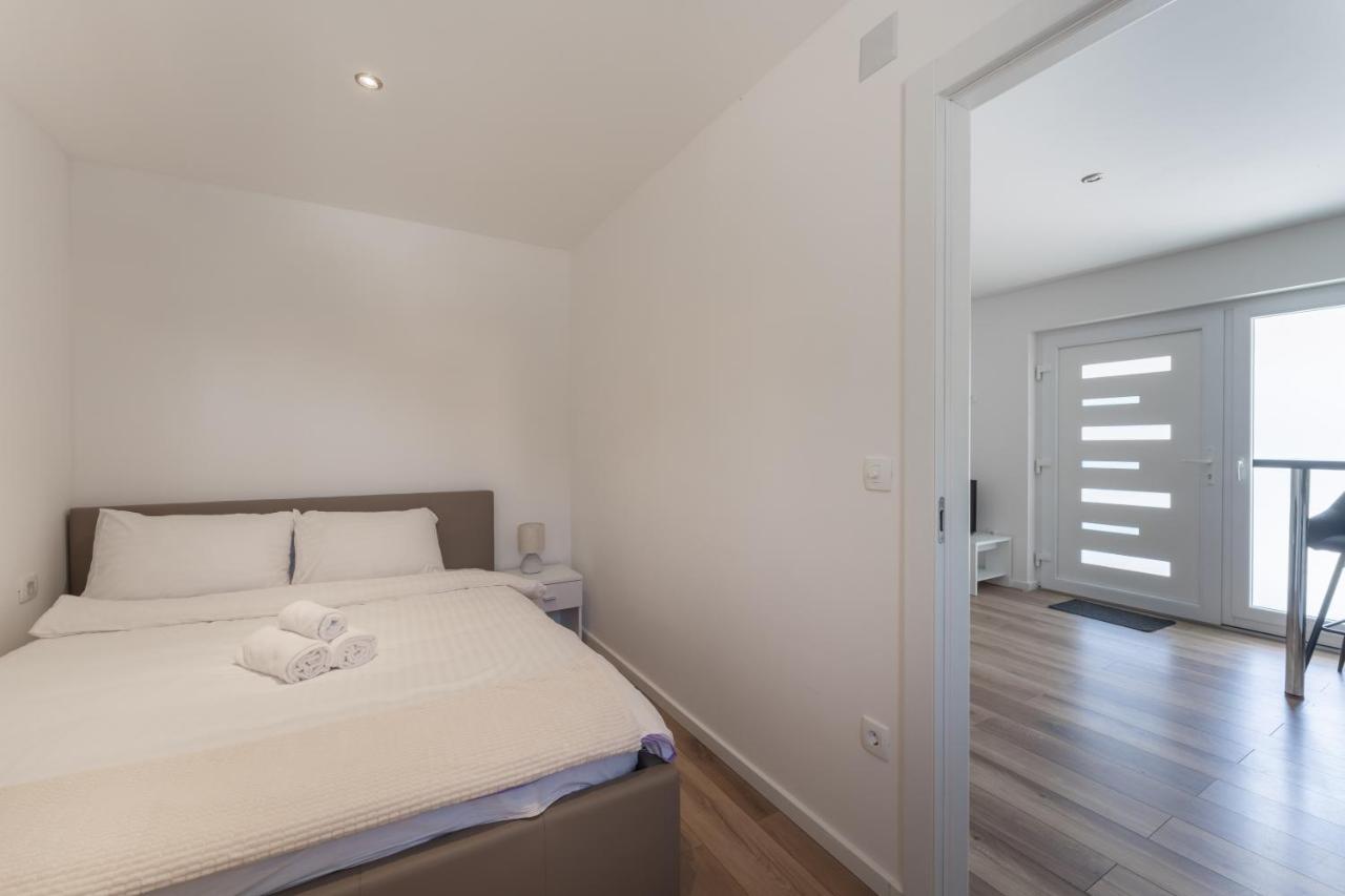 Bernie Apartments With A Pool Zadar Bagian luar foto