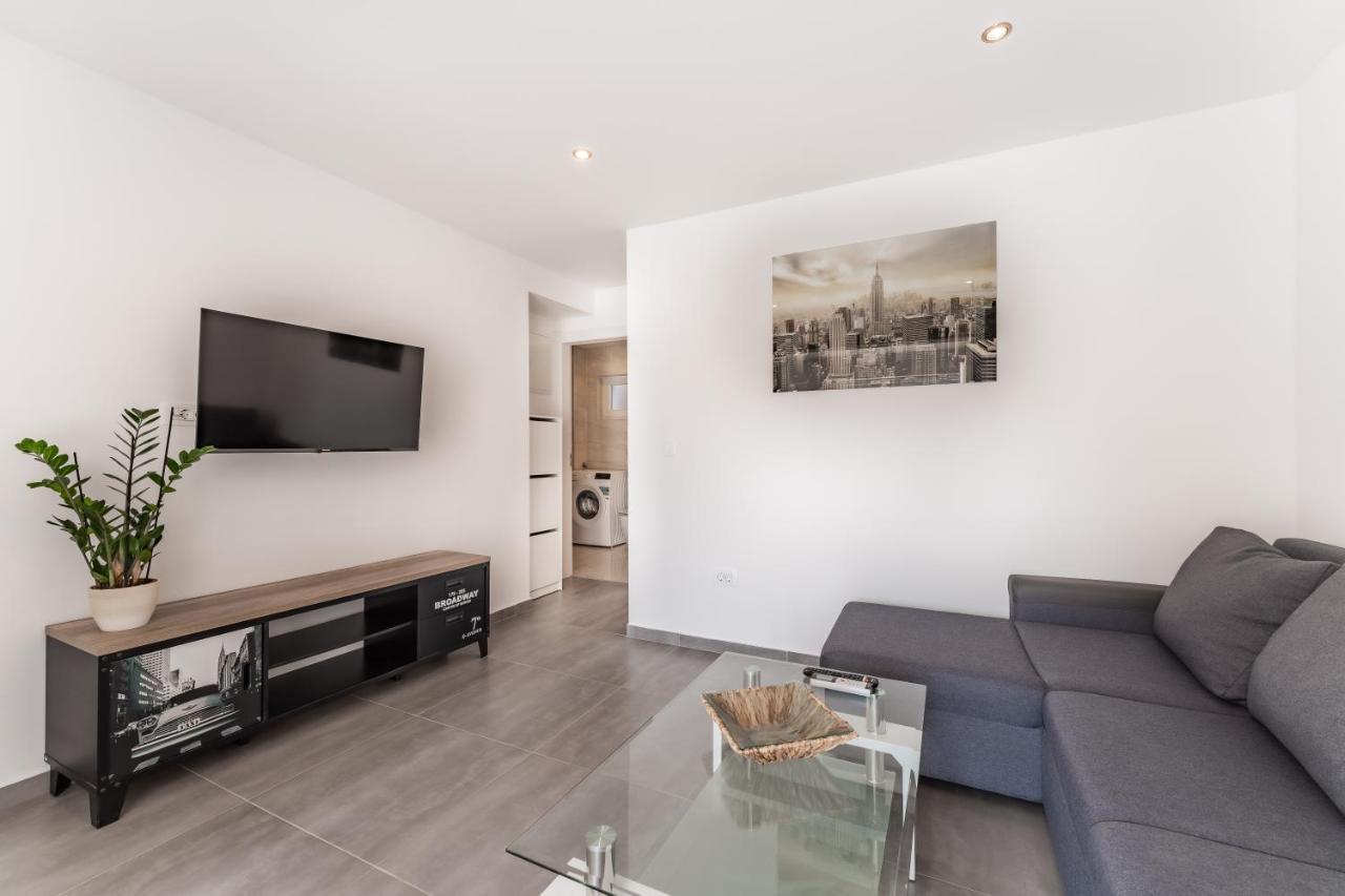 Bernie Apartments With A Pool Zadar Bagian luar foto
