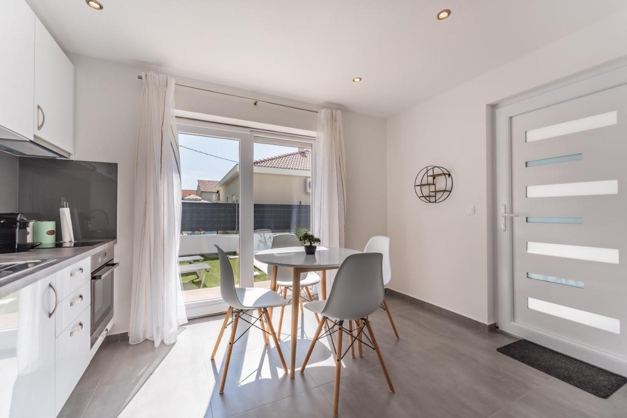 Bernie Apartments With A Pool Zadar Bagian luar foto